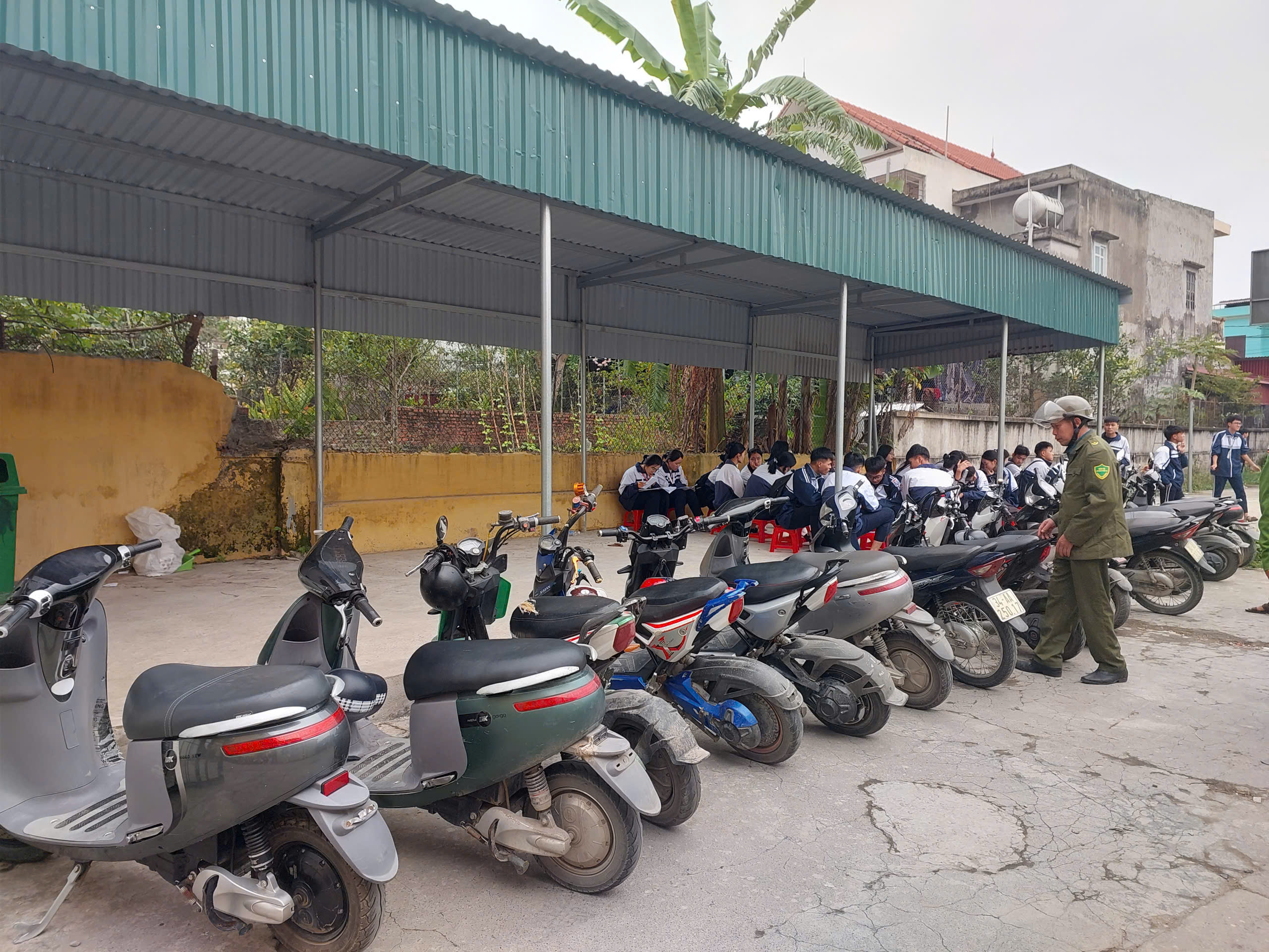 Công an xã Vĩnh Lại tổ chức kiểm tra đột xuất công tác bảo đảm an ninh, an toàn trường học và an toàn giao thông